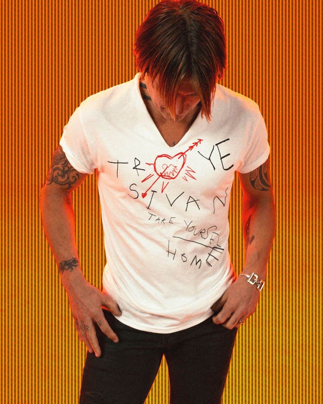 キース・アーバンのインスタグラム：「Raising funds for musicians, crew and music workers has never felt more important than in 2020 and @supportact is doing incredible things here in Australia to help those impacted this year. #AusMusicTShirtDay  Put on a tee from one of your favorite Australian artists (love you @troyesivan !!), learn more at the link in my bio, and see how you can get involved.」