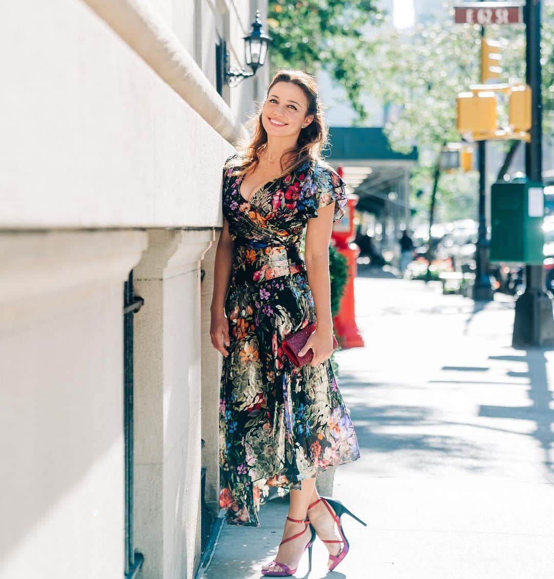 のインスタグラム：「@shoshannagruss’ new favorite silhouette, the Midnight Roxana Dress. Cut in metallic floral, it features a flattering mock wrap style and a fun, asymmetric skirt hem.  #shoshanna #shoshannamidnight #eveningdress #nyc #floral #metallic」