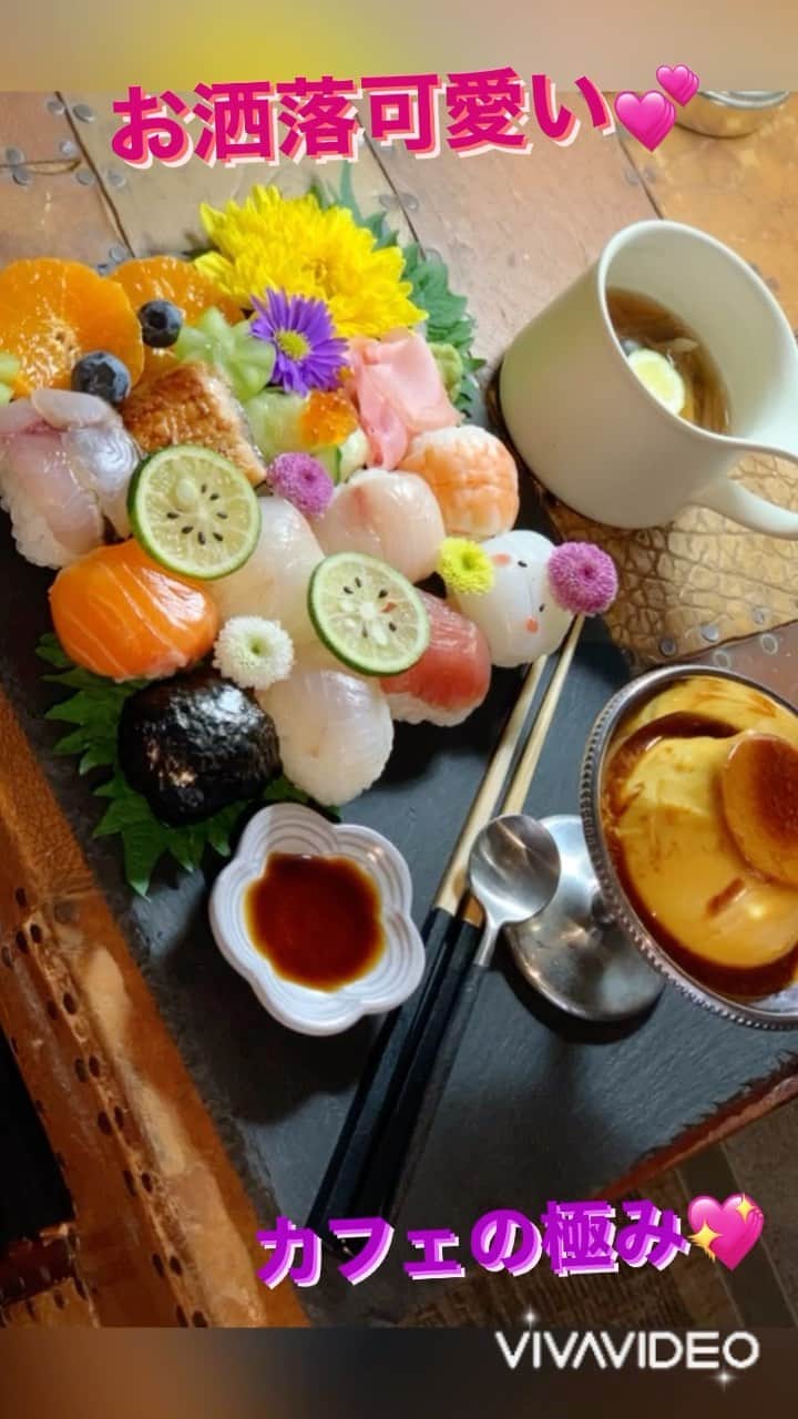 まんまるともぴーのインスタグラム：「一目惚れ😻💘✨って したコトある❓  ハートにズッキュン♥️ 射抜かれちゃうって ホントにこんな感じなの😆💓  とっても近所に 話題のカフェがあるのは 聞いてたけども  インスタの写真を見たら 居ても立っても 居られなくなって スグにお友達を 誘ったよ😁💕  大阪市東成区 『新深江』にある  @and___cafe   場所的にはホント 地元のヒトが通う喫茶店 みたいなところに あるんだけれど  インスタを見てしまったら 遠くからでも 駆けつけたくなる トキメキ可愛い お洒落なカフェ☕️🍰💕  予約が出来ないので 少し早めにお店に着くと 平日の朝なのに 開店前から行列が‼️  みんなのお目当て✨ １１月だけのお楽しみな スペシャルメニュー❣️  めちゃめちゃ可愛い 手毬寿司🍣🌼💖  深江橋の和食料理店 和たなべやさんとの コラボメニューなんだって✨  @watanabeya03140211   １日限定１２食❣️ 期間限定11/30マデ✨  絶対ハズしたくなくって 開店前からスタンバイ😁💓  お店に案内されたら まずは席について 並んだ順にカウンターにて オーダーするスタイル  メニューがテーブルに 書かれていて それがまたなんとも オシャンティ😃💡💕  andな手毬寿司🍣 ふつーなプリン🍮 お汁のついた ⭐️andな手毬寿司set🍣  ドリンク☕️は キャラメルラテを 頼んでみたよ😉❣️  しばらく経って 呼ばれてカウンターへ 写真タイムがきちんと 準備されてます🤗💖  思う存分撮影したら お後はお席でご堪能✨ やっぱりしばらく 📸パシャパシャ止まらず😆笑笑  可愛いだけじゃなく お味は本格的で ホントに美味しい😻💕  見てるだけでも ニヤニヤ止まらず 食べるとまたまた 笑顔がこぼれちゃう😄❤️  手毬寿司以外の カフェメニューも ホントに素敵で可愛くて 色々頼んでみたくなる☺️✨  カフェが好きなら 是非ゼヒ1度は行ってみて😀‼️  @and___cafe   お手洗いまでの 道から中までまたまた可愛い💕 ゼヒこちらもしっかり 確認してみてね☺️💖  💁‍♀️まんまるともぴー♡ ぶらり関西グルメレポーター  #関西  @manmarutomop  見た目にお腹に美味しいご飯🍱 オススメのお店や商品を発信中‼️  #食レポ #グルメライター  follow me💞  ＠manmarutomop  #人生楽しんだもん勝ち  #アンドカフェ  #カフェ  #カフェ巡り  #カフェ好きな人と繋がりたい  #カフェスタグラム  #カフェ巡り好きな人と繋がりたい  #カフェラテ  #スイーツ  #スイーツ好きな人と繋がりたい  #スイーツ巡り  #可愛いものが好き  #可愛いもの好きな人と繋がりたい  #可愛すぎる   #大阪 #大阪市 #東成区  #新深江カフェ #関西カフェ  #関西カフェ巡り  #大阪カフェ #大阪カフェ巡り  #大阪グルメ  #手毬寿司  #プリン  #キャラメルラテ」