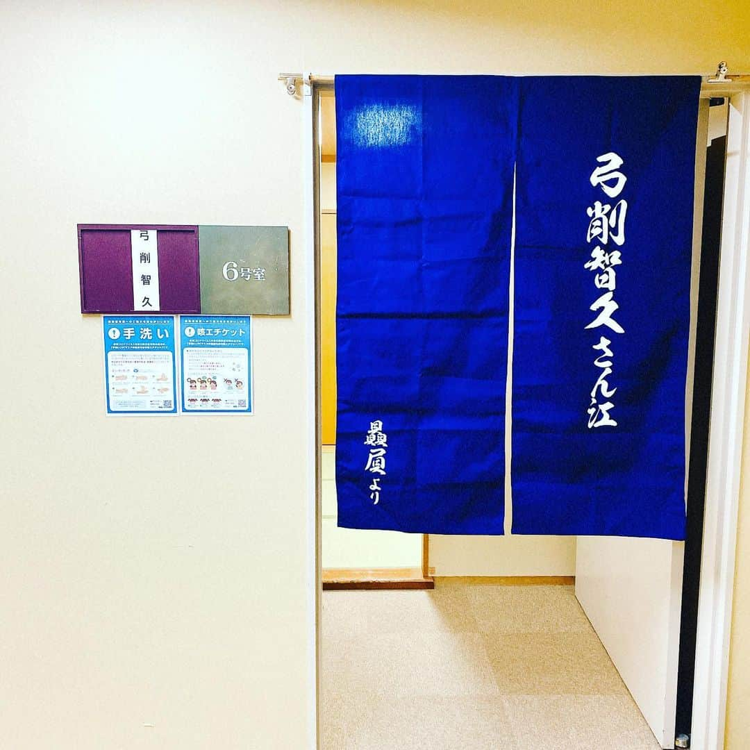 弓削智久さんのインスタグラム写真 - (弓削智久Instagram)「舞台 「PSYCHO-PASS サイコパス Virtue and Vice 2」明治座、無事初日開幕。特別だった日。きっとこの日を忘れないだろうと思う。ご贔屓様に頂きました楽屋暖簾。紫が素敵。明日からも万全な対策をして挑みます。#pp_stage」11月21日 0時33分 - tomohisayuge