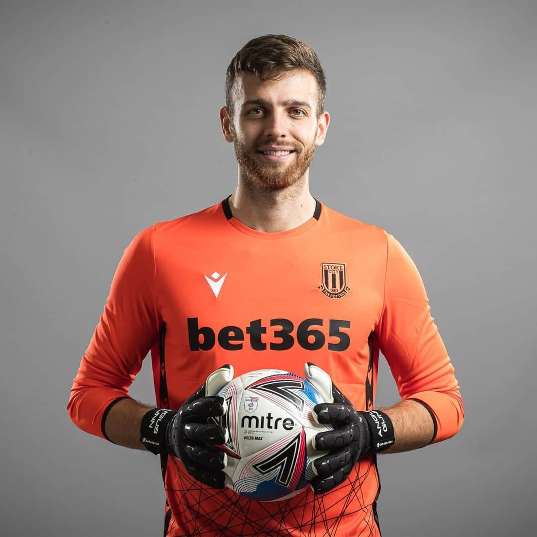 ストーク・シティFCさんのインスタグラム写真 - (ストーク・シティFCInstagram)「Wishing you a speedy recovery, @angusgunn01 👊 #SCFC 🔴⚪️」11月21日 0時34分 - stokecity