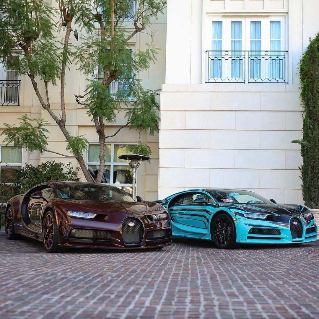 CarsWithoutLimitsさんのインスタグラム写真 - (CarsWithoutLimitsInstagram)「Which Chiron would you take, left or right? 🎿 Photo @nathanlovesbacon   #carswithoutlimits #bugatti #chiron」11月21日 0時35分 - carswithoutlimits