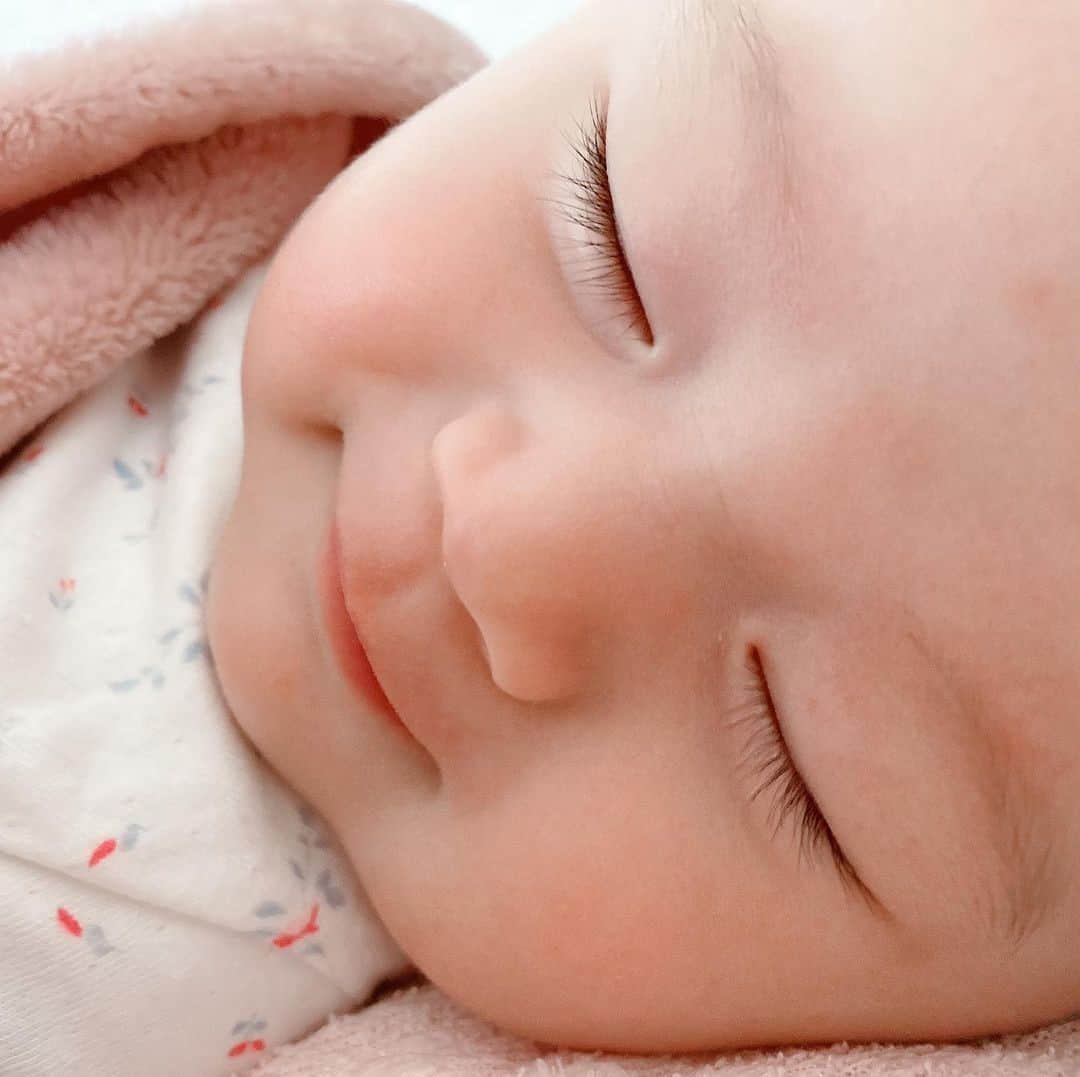 ままのてさんのインスタグラム写真 ままのてinstagram 天使の寝顔 ままのて 笑顔を浮かべながらおねんね中です どんな良い夢見てるのかな かわいすぎます 生後4ヶ月 天使の寝顔 Maru Nikki 様の