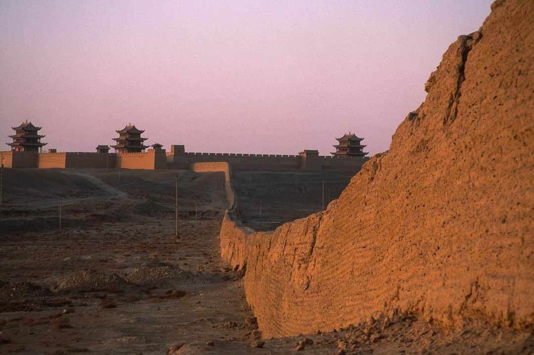 Michael Yamashitaさんのインスタグラム写真 - (Michael YamashitaInstagram)「Early morning light turns turns earthen walls into glowing reflectors: Jiayuguan (Jiayu Pass) marks the western edge of the Ming Dynasty portion of the Great Wall of China. The  fortress was built to protect the western frontier of the Chinese empire and played a key role as the entry point to China along the ancient Silk Road.  If this looks familiar, it’s because it was also used as a location in Disney’s big-budget live-action remake of Mulan, where the final battle takes place.  Many of China's most photogrenic landscapes, like this one, were showcased in the film. #jiayu #jiayuguan #jiayuguangreatwall #greatwallofchina #greatwall #silkroad #gansu #mulan @thesilkroadjourney」11月21日 0時42分 - yamashitaphoto