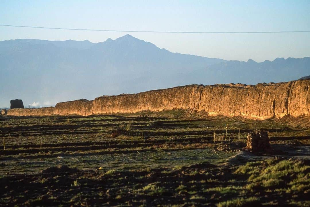 Michael Yamashitaさんのインスタグラム写真 - (Michael YamashitaInstagram)「Early morning light turns turns earthen walls into glowing reflectors: Jiayuguan (Jiayu Pass) marks the western edge of the Ming Dynasty portion of the Great Wall of China. The  fortress was built to protect the western frontier of the Chinese empire and played a key role as the entry point to China along the ancient Silk Road.  If this looks familiar, it’s because it was also used as a location in Disney’s big-budget live-action remake of Mulan, where the final battle takes place.  Many of China's most photogrenic landscapes, like this one, were showcased in the film. #jiayu #jiayuguan #jiayuguangreatwall #greatwallofchina #greatwall #silkroad #gansu #mulan @thesilkroadjourney」11月21日 0時42分 - yamashitaphoto