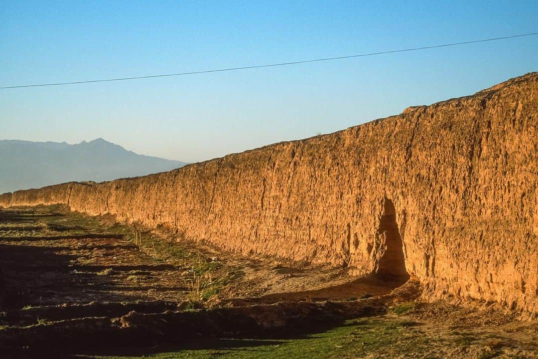 Michael Yamashitaさんのインスタグラム写真 - (Michael YamashitaInstagram)「Early morning light turns turns earthen walls into glowing reflectors: Jiayuguan (Jiayu Pass) marks the western edge of the Ming Dynasty portion of the Great Wall of China. The  fortress was built to protect the western frontier of the Chinese empire and played a key role as the entry point to China along the ancient Silk Road.  If this looks familiar, it’s because it was also used as a location in Disney’s big-budget live-action remake of Mulan, where the final battle takes place.  Many of China's most photogrenic landscapes, like this one, were showcased in the film. #jiayu #jiayuguan #jiayuguangreatwall #greatwallofchina #greatwall #silkroad #gansu #mulan @thesilkroadjourney」11月21日 0時42分 - yamashitaphoto