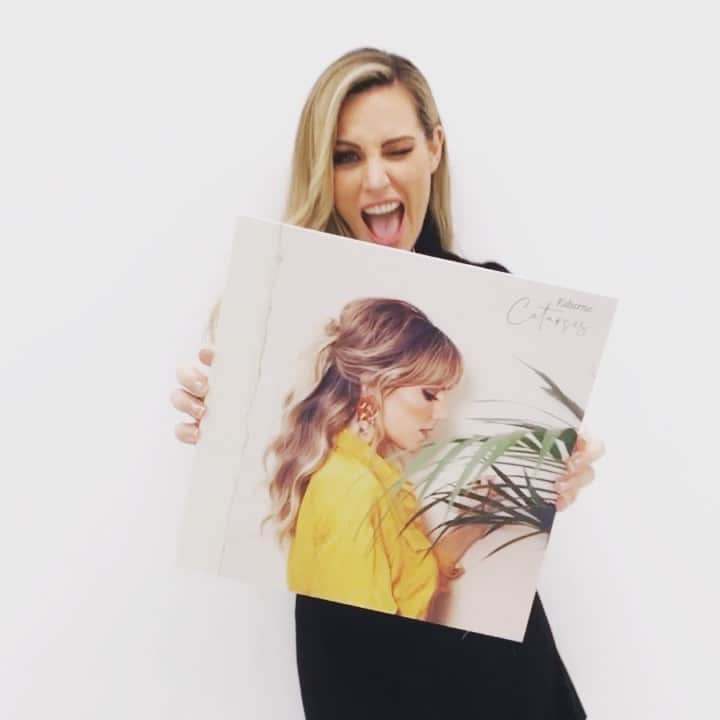 エドゥルネのインスタグラム：「¡Qué ilusión ver que os están llegando ya los vinilos de #Catarsis! 💗 Es mi primer álbum en vinilo 💗 Se han agotado súper rápido (queda alguno en alguna web) así que os doy las GRACIAS infinitas.  ¡Nos vemos hoy cantando en Madrid!」