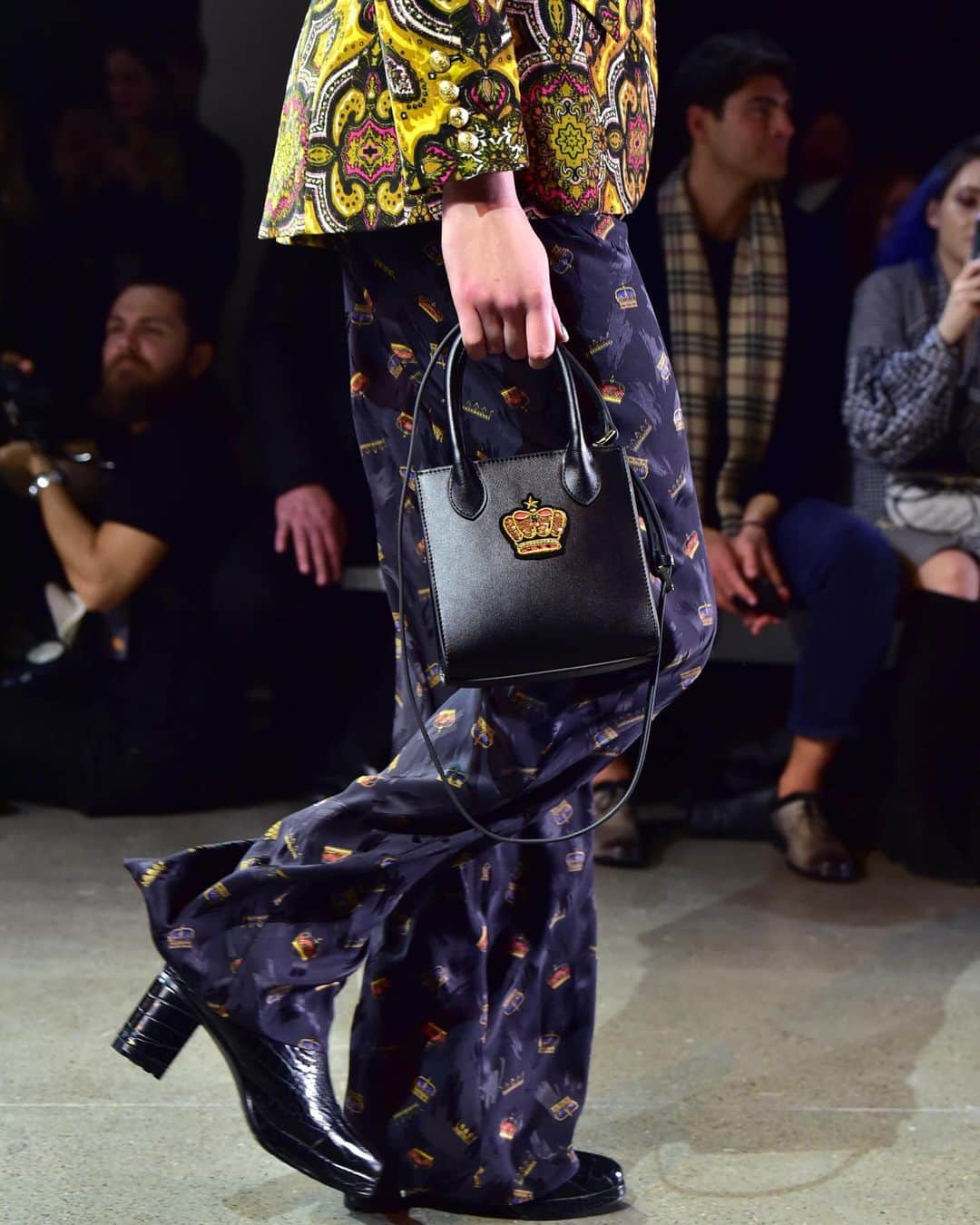 ニコールミラーのインスタグラム：「Paisley and crowns from our #RocknRoyalty show 🎸👑 Our Mini Bag and face masks have patches now too! #NicoleMillerFall2020」
