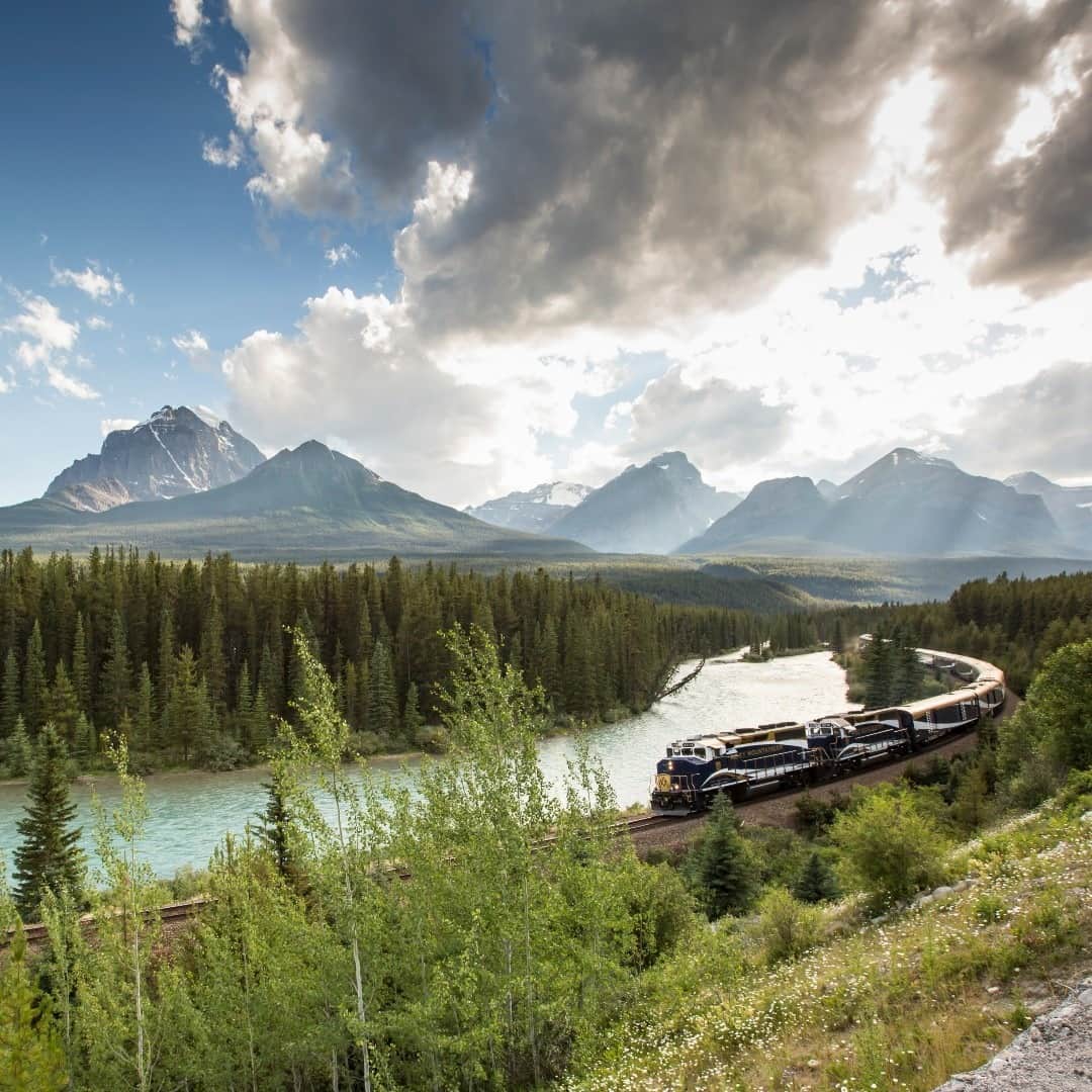 Lonely Planetのインスタグラム：「Is slow travel and sustainability on your bucket list for when you  are able to get back out there?   Sustainability is one of our main objectives for this year's #BestInTravel and train travel is measurably better for the environment than either flying or driving.  The Rocky Mountaineer takes its sustainable tourism responsibility seriously.  Tap the link in our bio to discover all the remarkable people and places transforming travel and making the world a better place – for now and future generations.」