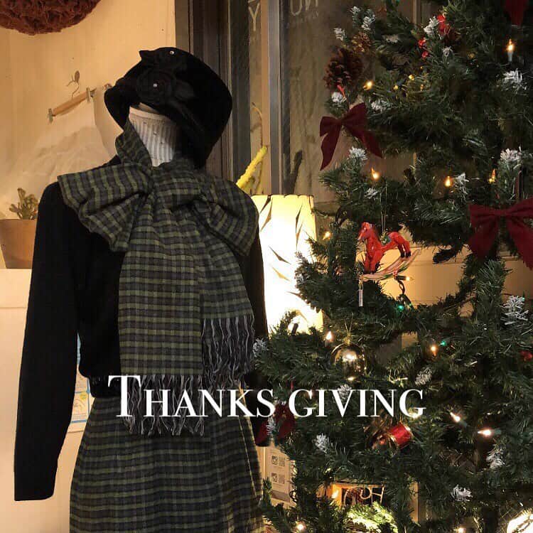NUTTY Vintage&Collectibleのインスタグラム：「🎄🎁NEWS🎁🎄  ＊＊11/21(sat)~11/27(fri)限定＊＊ =ONLINE STORE FREE SHIPPING=  日頃のご愛顧に感謝を込めて♡ ONLINE STORE送料無料でお届けいたします📦  NUTTY Inc. 全ての STORE&BRANDのONLINE STOREにて開催！ @nutty_vintage  @nutty_boutique  @glazekohl  @nutty_littleroomanddeco  @mom_mom_vintage   明日からの三連休をはじめ、店頭とあわせて是非この機会にONLINE SHOPPINGもお楽しみください🎄」