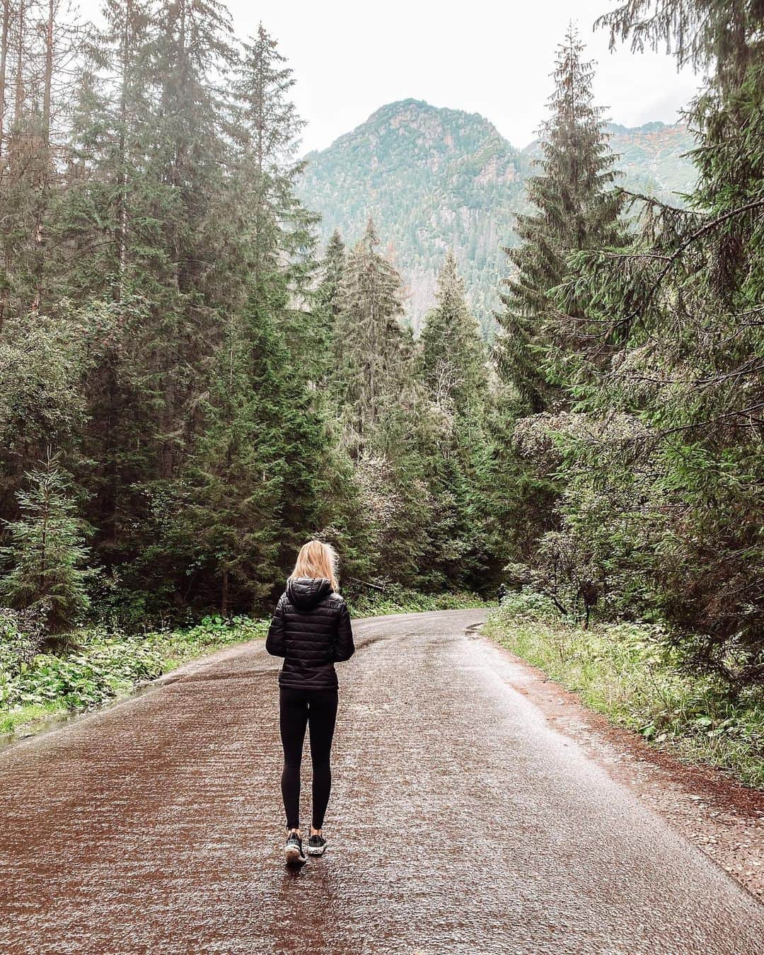 アガタ・クリゲルのインスタグラム：「I want a do-over 🥺 #mountains #hiking #polishgirl #polskadziewczyna #me #travel #blonde #tb」