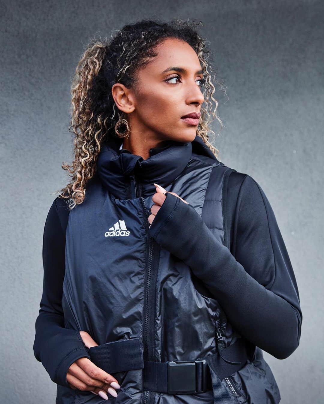 adidas Runningさんのインスタグラム写真 - (adidas RunningInstagram)「Stay on track this winter.  Layer up, lock in the heat, and perform at your peak. The COLD.RDY collection is specifically designed with a compression fit to hug your muscles and keep you feeling supported throughout your workout.   Shop the collection at a.did.as/COLDRDYLaviai  #ReadyForSport」11月21日 1時02分 - adidasrunning