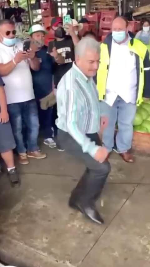 ラズ・アロンソのインスタグラム：「It’s Friday!!!!!」