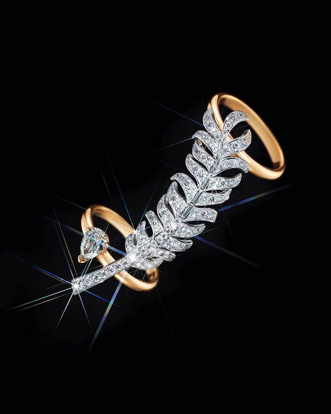 のインスタグラム：「A CHANEL Dream Never Fades  This holiday season, explore the PLUME DE CHANEL ring. A new creation in yellow gold and white gold set with diamonds, meant to be worn over the entire length of the finger.  #CHANELDreaming #CHANELFineJewelry #PlumeDeCHANEL   Discover the PLUME DE CHANEL ring. Link in bio.」
