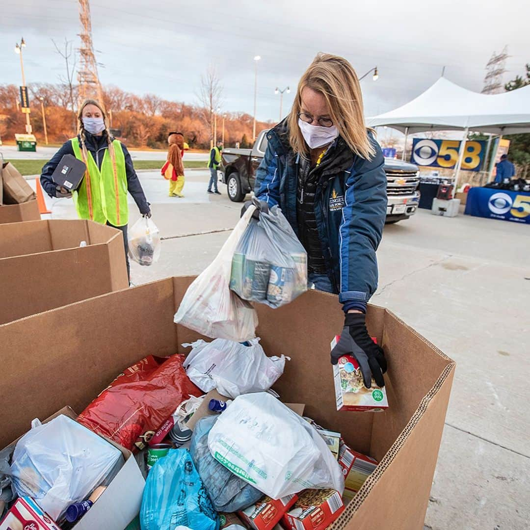 ミルウォーキー・ブルワーズさんのインスタグラム写真 - (ミルウォーキー・ブルワーズInstagram)「These folks are making a difference!  Join the cause by stopping by our Thanksgiving Food Drive with @cbs58news and @hungertaskforce before 6 pm today. #ThisIsMyCrew」11月21日 0時58分 - brewers