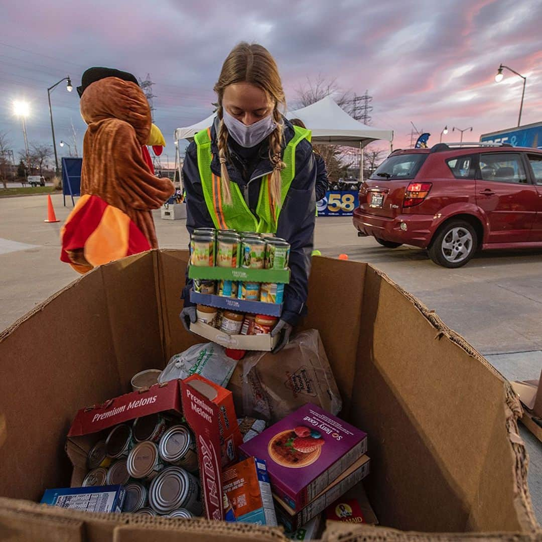 ミルウォーキー・ブルワーズさんのインスタグラム写真 - (ミルウォーキー・ブルワーズInstagram)「These folks are making a difference!  Join the cause by stopping by our Thanksgiving Food Drive with @cbs58news and @hungertaskforce before 6 pm today. #ThisIsMyCrew」11月21日 0時58分 - brewers