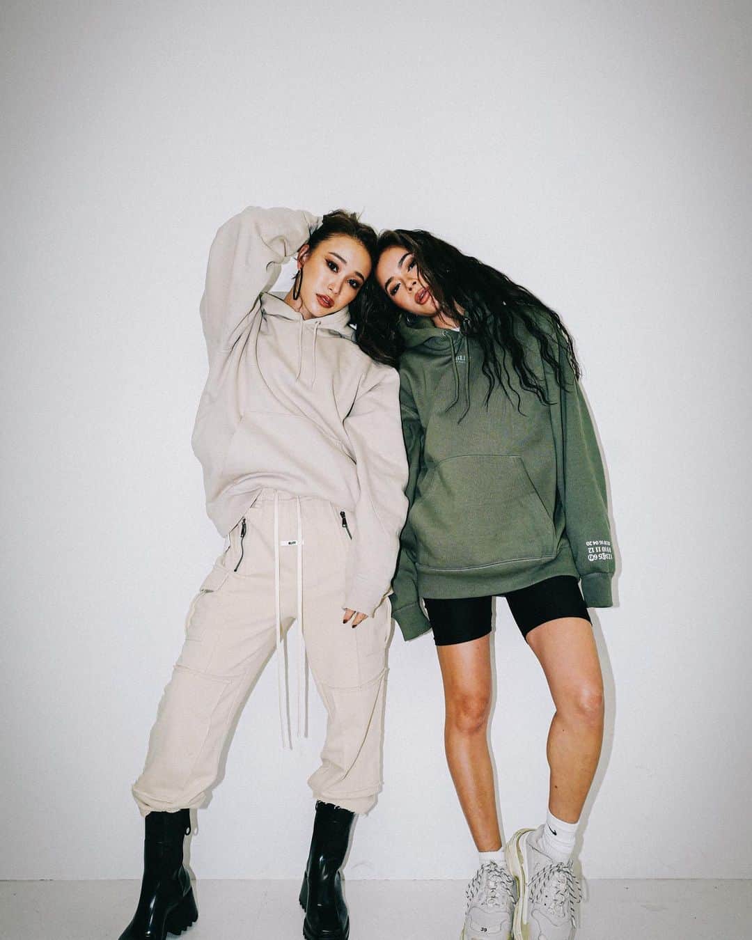 藤川ありすのインスタグラム：「__ @reikaとコラボの @blitt_official の新作Hoodieが 昨日から発売してほぼ売れました💓 うれしいーー😊 キャンセルが1枚だけ入って 各色在庫を追加したので、まだの方はぜひGETしてください✨  #BLITT」