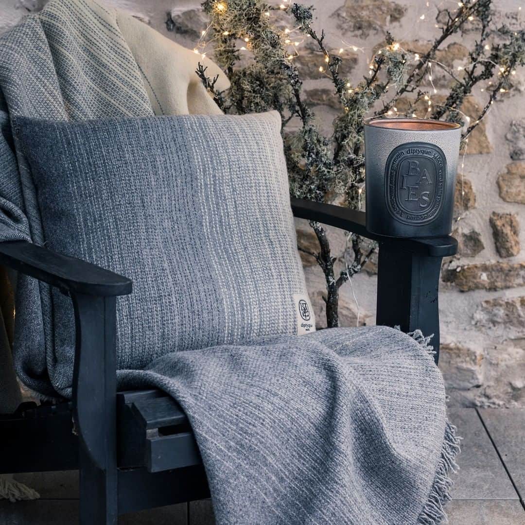 のインスタグラム：「Step out for a breath of fresh air while the party's in full swing, and let the enchanting fragrance of berries greet you on the balcony, on the terrace or in the doorway of your home. In its enamelled porcelain pot, diptyque's 1.5kg indoor/outdoor Baies candle beckons and brightens like a sentinel of scents.   #diptyqueparis #baies #scentedcandles #candles #diptyquecandle」