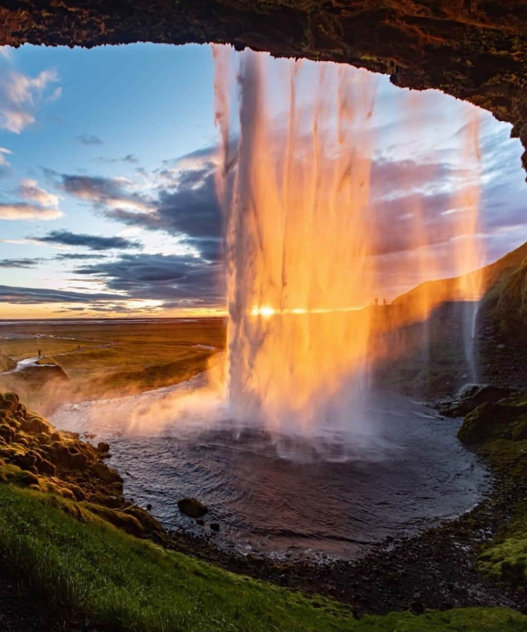 Earth Picsさんのインスタグラム写真 - (Earth PicsInstagram)「The beautiful Seljalandsfoss waterfall in Iceland from a different view 🇮🇸 by @wheniniceland」11月21日 1時01分 - earthpix