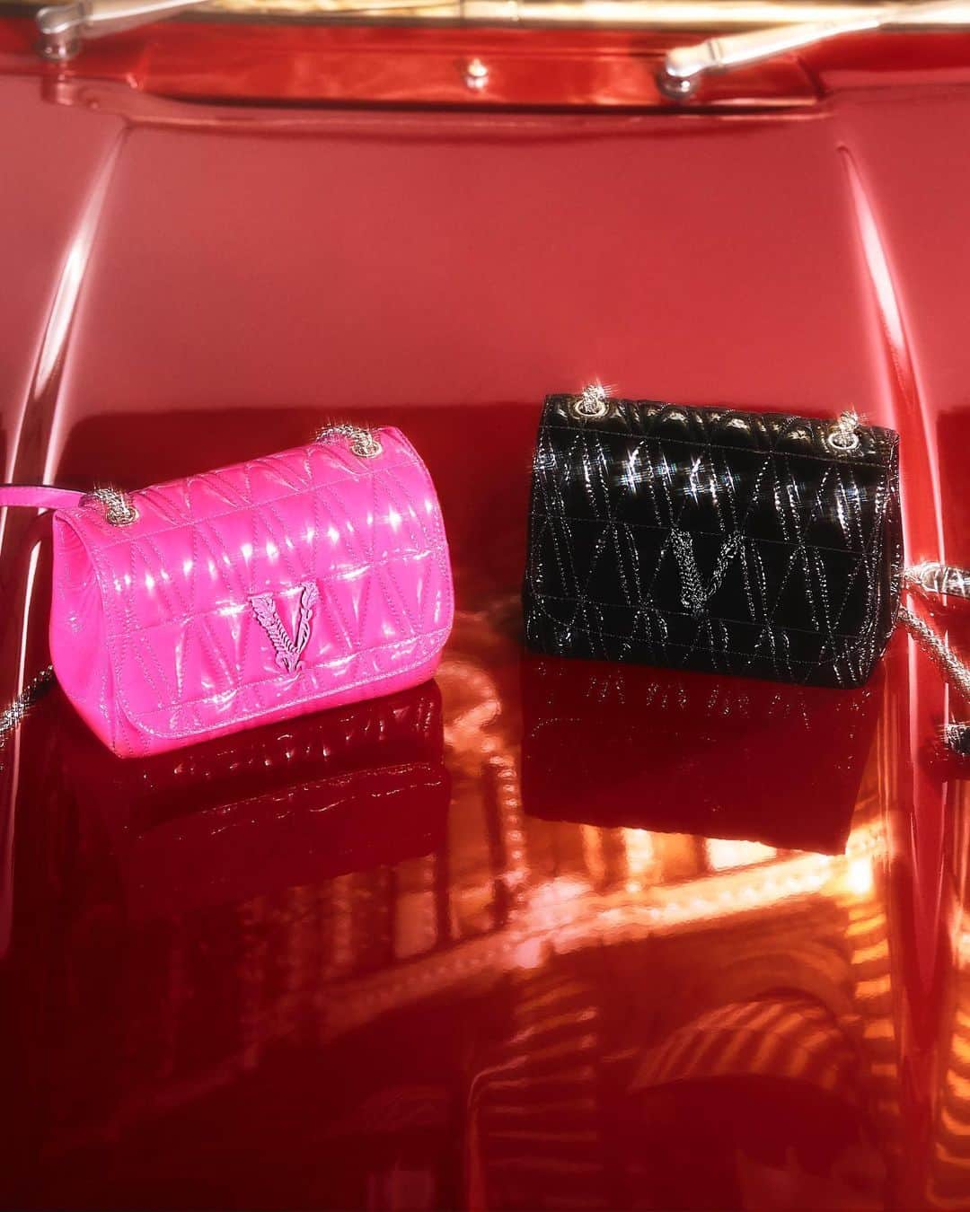のインスタグラム：「From AM to PM - meet your new round-the-clock #VersaceVirtus handbag through the link in bio. #VersaceHoliday」
