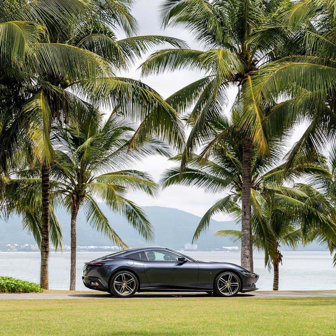 フェラーリさんのインスタグラム写真 - (フェラーリInstagram)「The #FerrariRoma pictured here on #Sanya’s tropical coast. The elegant model is a harmonious blend of pure proportions, refined power and #LaNuovaDolceVita excellence.」11月21日 1時01分 - ferrari