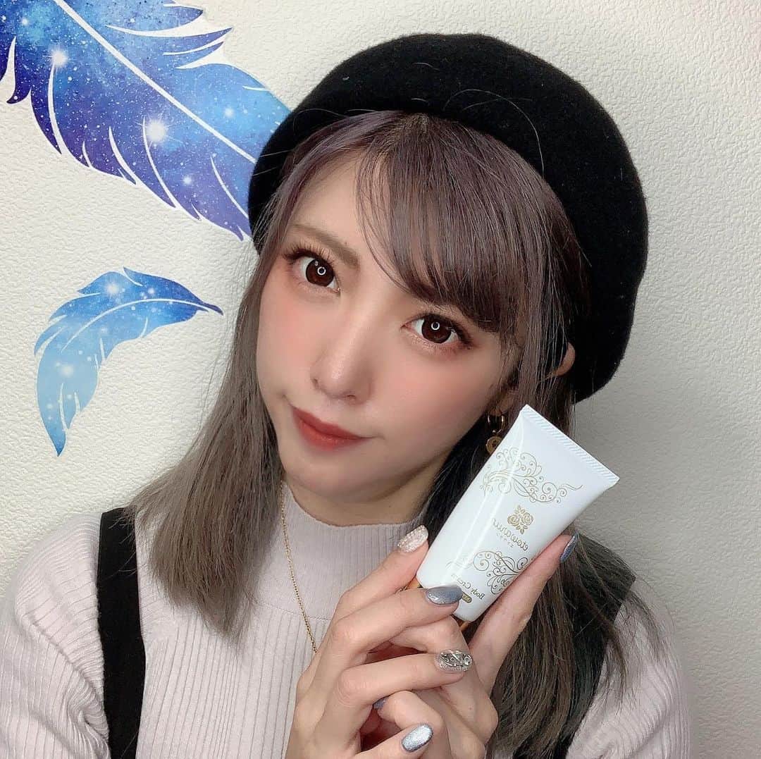 のインスタグラム：「ダイエットの事多く質問頂いてビックリしましたー、確かに10キロ以上痩せるのってどうやったら？って私も知りたいと思うので少しずつアップしていくね( ✌︎'ω')✌︎  食事制限とか睡眠とか大切なんだけど、むくみを次の日に持っていかないようにマッサージはすごい大切で  自宅で出来る高級マッサージクリームのエトワラン(@etowarun )は燃焼だけだはなく美白機能も付いてる優秀なクリームだよっ！  私は二の腕と、腰の浮き輪に集中的にマッサージしていこうと思いますヽ(∀)ﾉ  #エトワラン  #etowarun  #ダイエット #グレーヘアー #外国人風カラー #美容好きな人と繋がりたい #ダイエット仲間募集中 #二の腕痩せ #リンパマッサージ #むくみ解消 #浮腫み #リバウンドからの再スタート #マイナス10キロ #アラサー女子 #起業女子 #女性起業家 #エイジレスビューティー #美活 #美白ケア #ベレー帽コーデ #ヴィトン新作 #ヴィトンネックレス #燃焼クリーム #リフトアップ効果 #マッサージクリーム」