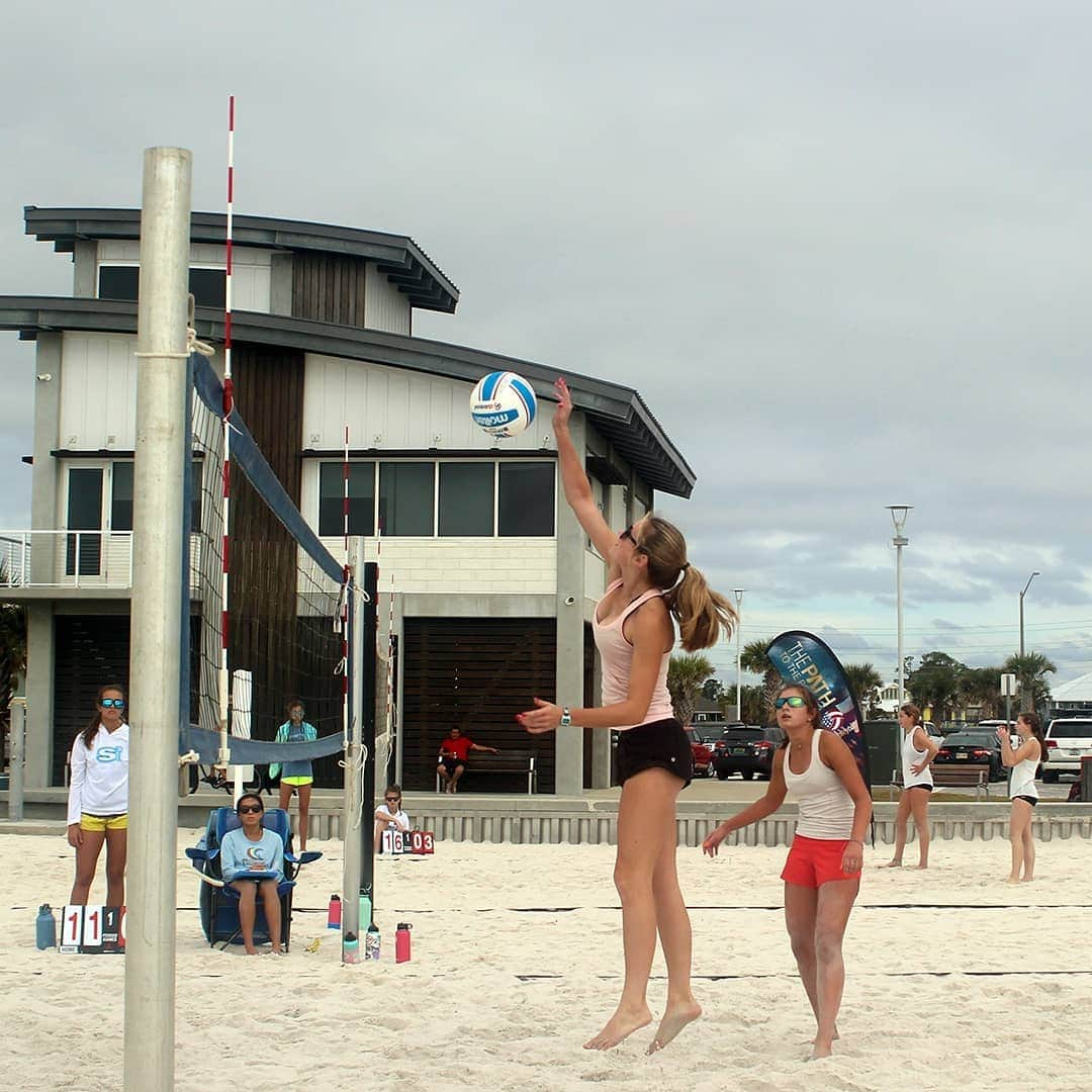 USA Volleyballさんのインスタグラム写真 - (USA VolleyballInstagram)「Excited to see photos from the Gulf Coast Fall Beach Classic BNQ! Medalists qualified for the USA National Beach Tour Junior Championships. ❤⛱🏐  For full results, 🔗 in bio」11月21日 1時12分 - usavolleyball