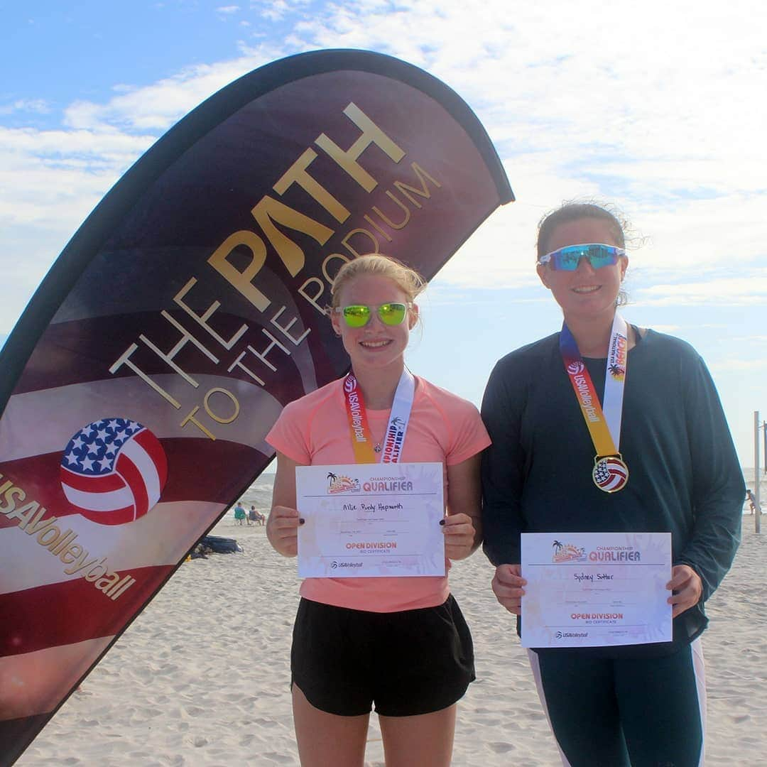 USA Volleyballさんのインスタグラム写真 - (USA VolleyballInstagram)「Excited to see photos from the Gulf Coast Fall Beach Classic BNQ! Medalists qualified for the USA National Beach Tour Junior Championships. ❤⛱🏐  For full results, 🔗 in bio」11月21日 1時12分 - usavolleyball