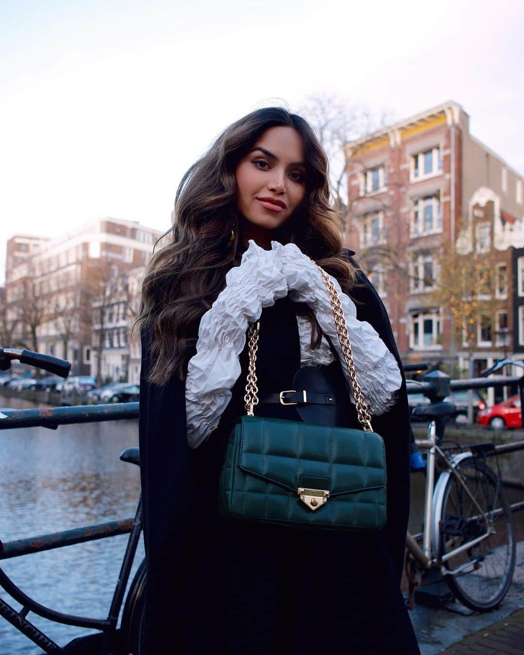 Diipa Büller-Khoslaのインスタグラム：「Getting in a festive mood with @michaelkors’s new Soho bag 🎄💫 Yay or Nay for the bag?  #mksoho #giftedbyMk #MichaelKors」
