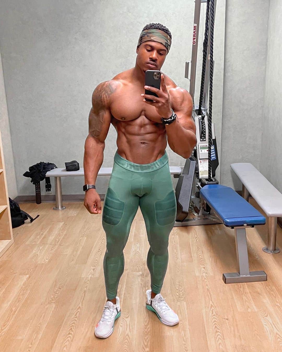Simeon Pandaさんのインスタグラム写真 - (Simeon PandaInstagram)「All I need now is a cape 🦸🏾‍♂️😅💪🏾 How’s everyone’s training been this week? What you got today?⁣⁣ ⁣⁣ 🔥 Download my diet & full training routines at SIMEONPANDA.COM⁣⁣⁣⁣⁣⁣ ⁣⁣⁣⁣⁣⁣ 👉 Be sure to SUBSCRIBE to my YouTube channel: YouTube.com/simeonpanda 👈⁣⁣⁣⁣⁣⁣⁣⁣⁣ Many more 🏠 home workouts all FREE at Youtube.com/simeonpanda ⁣⁣⁣⁣⁣⁣⁣⁣⁣ ⁣⁣ 💊 Follow @innosupps ⚡️ InnoSupps.com for all the supplements I use 👌⁣⁣⁣⁣⁣⁣⁣⁣⁣ ⁣⁣⁣ #simeonpanda」11月21日 1時10分 - simeonpanda