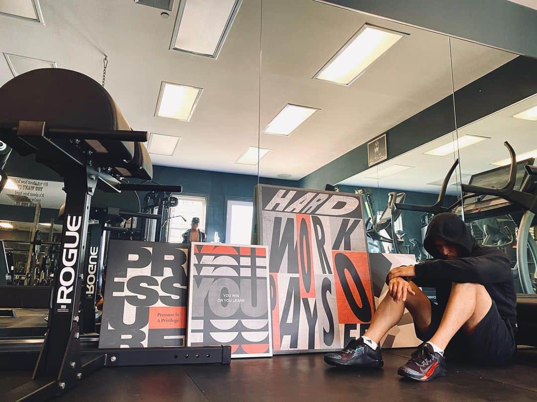 ウィルマー・バルデラマのインスタグラム：「Grateful for my bro @mathewfras sending me reminders to never look back, only forward .. success is the side effect of the hours invested in hard work. Thank you for the Gym Art! #Fra5er #HWPO #MyHourADay #EPU」
