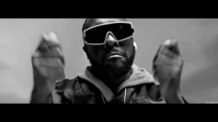 ウィル・アイ・アムのインスタグラム：「Kill shit here Come the vultures... Real shit the hood need coders... Crips and bloods & the soldiers... Super negros on posters... get the bankroll like brokers... medical weed for the smokers... Niggas came up from the sofa, now we in the Maybach rollin with the chauffeur... CULTURE...!!!  They hate our melanin and... CULTURE... We run shit, sports and... CULTURE... Try to take all our souls and... CULTURE... For every nigga that they locked we got the... CULTURE... Want us in the food desert, with the soda... ‘Til I pull up with the brrrt, like a soldier...(aye) Everybody in the hood getting over... fuck the vultures  (skr skr)」