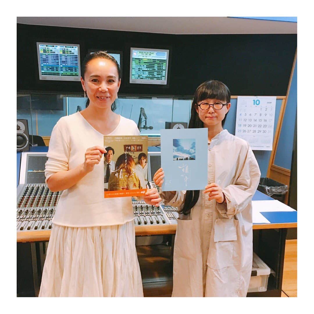 土井コマキのインスタグラム：「憧れの女性、河瀬直美監督にお会いできました。 映画「朝が来る」 見る人の立場状況によって、いろんなことを受け取れる映画だと思う。 私には、自然を切り取った絵が眩しくて、枯れた木の幹に出た芽や、光を受ける蜘蛛の糸からも、なんとかして命を繋いでいく強さを感じました。まぶしい。特別養子縁組。 #ドイ劇場」