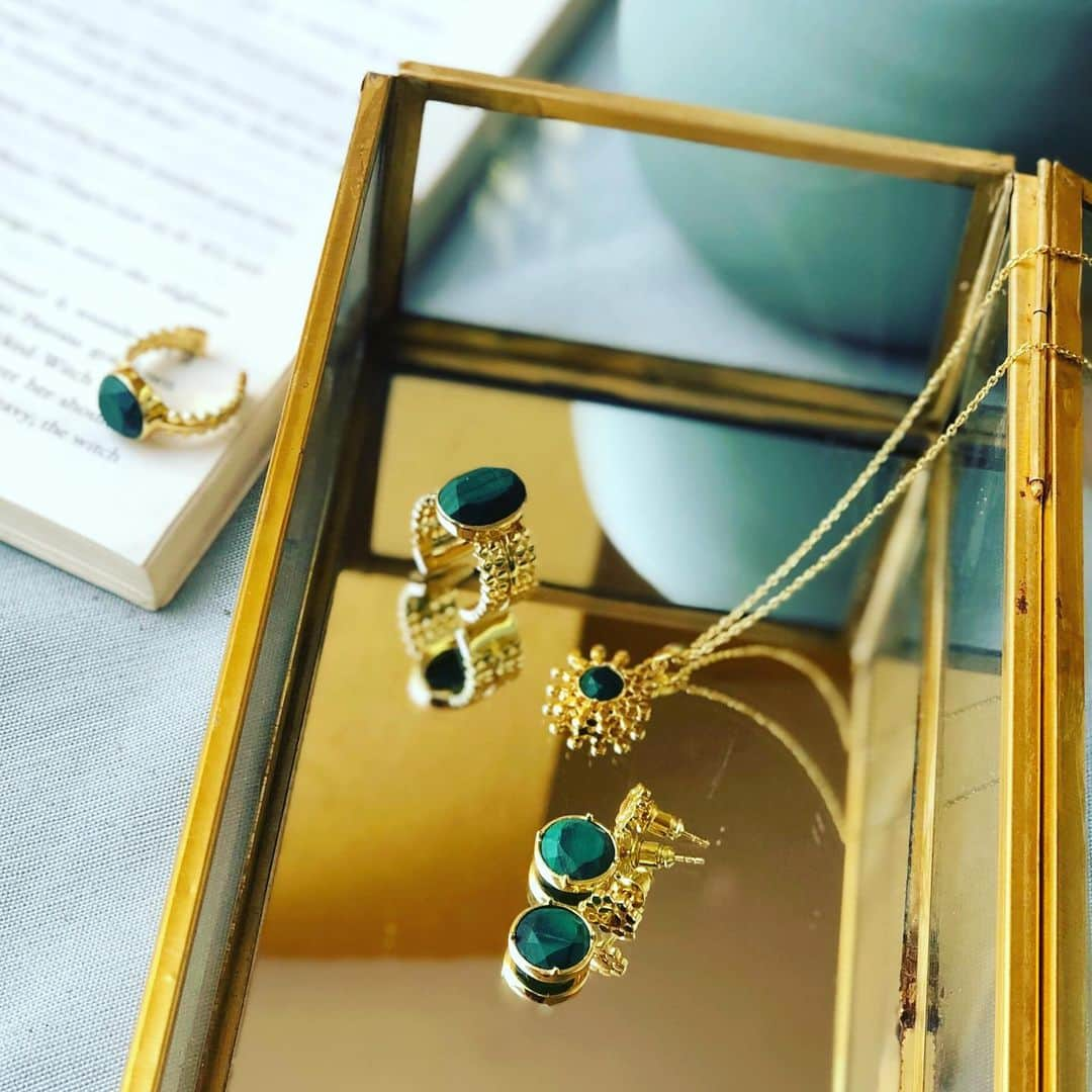 アズニさんのインスタグラム写真 - (アズニInstagram)「Brand new Etrusca pieces - now on sale in our Gemstone flash sale. Stay home and treat yourself 😍  #itsfriday #itsfriyay #friyay #fridaystyle #gemstonesale #earlyblackfriday #azuni #azunilondon #azunijewellery」11月21日 1時16分 - azunilondon