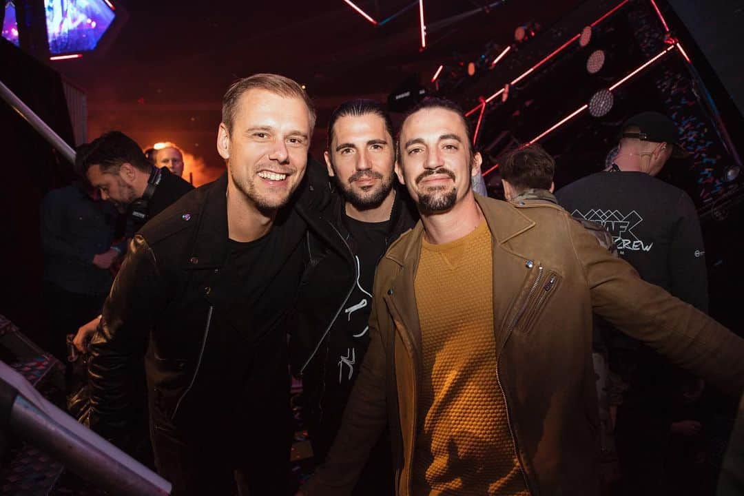 Dimitri Vegas & Like Mikeさんのインスタグラム写真 - (Dimitri Vegas & Like MikeInstagram)「HERE WE GO!! Christmas Time with our fam @arminvanbuuren and @djbrennanheart is out today 🙌 The first single of the upcoming @smashthehouse album that will be out next week! Hope you guys like it as much as we do!」11月21日 1時16分 - dimitrivegasandlikemike