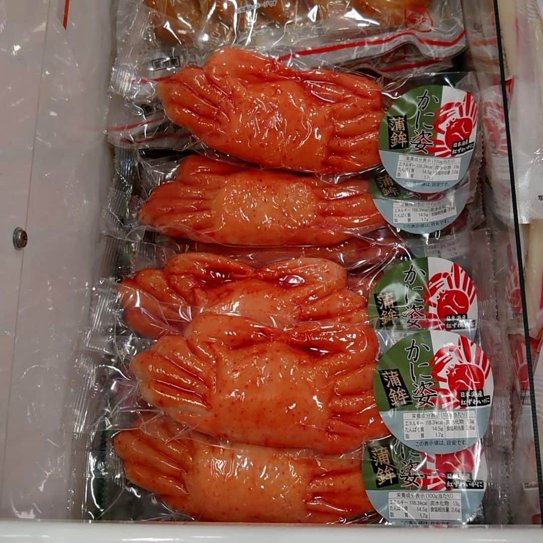 Princess M Classicさんのインスタグラム写真 - (Princess M ClassicInstagram)「PMC のボギーです。 富山の帰りには蟹を買って帰りました！今シーズン初蟹です。 茹でたものを持ち帰りましたが、むっちゃ美味しかったです！新鮮💕 ついでにカニのカマボコも買ってみました😉　この形は新鮮👍  #富山の食べ物美味しい  #蟹  #ゆでがに  #niziu  が映り込み🤣 #nylon」11月21日 1時17分 - princessmclassic