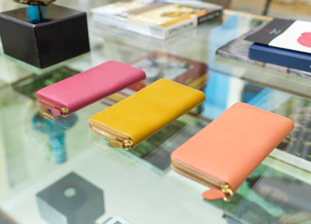 イルビゾンテのインスタグラム：「Don't you love the way our vegetable tanned cowhide changes from day to day and gets more beautiful as time goes by? With the new colors in the FW collection you'll see this prodigy created in unexpected amazing shades. ☆ #ilbisonte #smallleathergoods #wallets #madeinitaly」