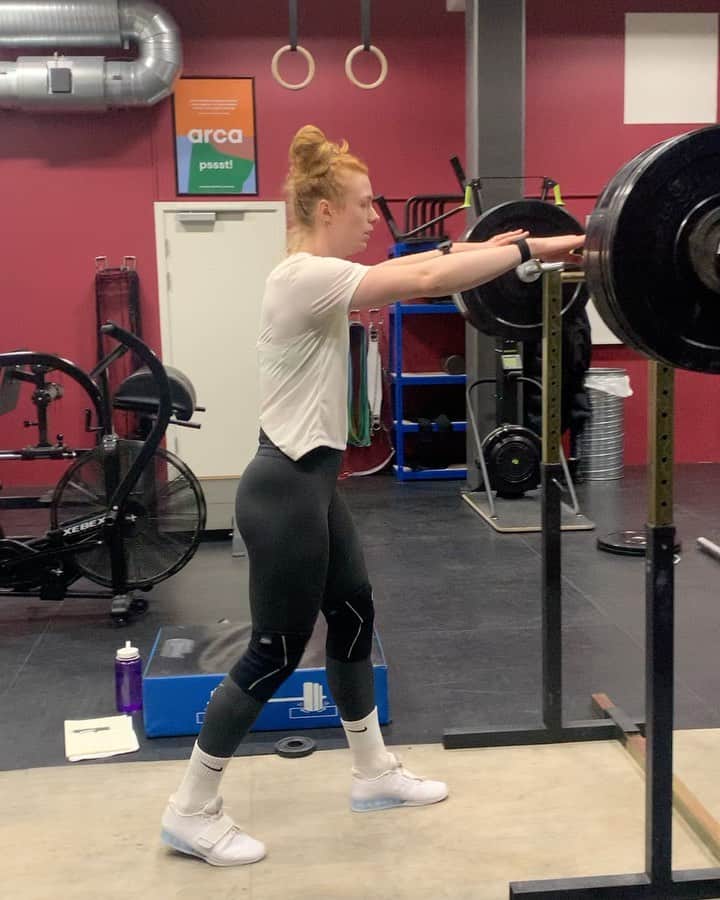 マチルドU・クラマーのインスタグラム：「Det var en meget stor dag første gang jeg kom i #club100 med 1RM! I dag igen med 2reps på sidste sæt og så endda uden pude og uden bælte #enendnustørredag #denægteclub100 😅🤟🏻  🎥 @mathildeheltbech」