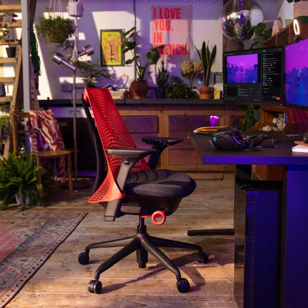 Herman Miller （ハーマンミラー）さんのインスタグラム写真 - (Herman Miller （ハーマンミラー）Instagram)「It's the most wonderful time of the year, and we're celebrating with 15% off the gaming editions of Sayl and Aeron, plus free shipping. Give the gift of better gaming with one of our ergonomic chairs, backed by science, research, and a 12-year warranty. Sale ends December 1! #hmgaming #gamingchair  Offer available in the U.S. and Canada.」11月21日 1時26分 - hermanmiller