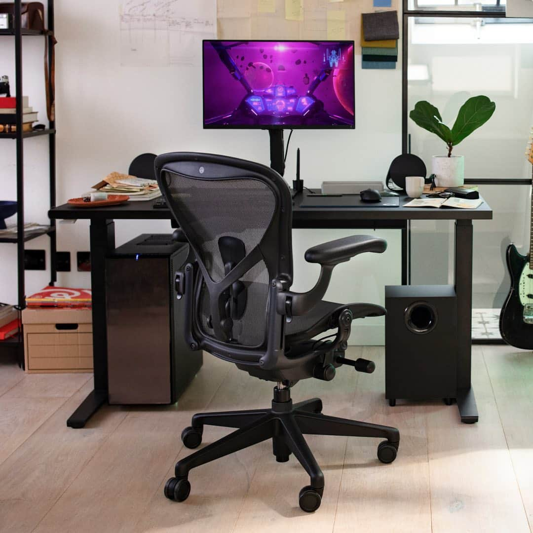 Herman Miller （ハーマンミラー）さんのインスタグラム写真 - (Herman Miller （ハーマンミラー）Instagram)「It's the most wonderful time of the year, and we're celebrating with 15% off the gaming editions of Sayl and Aeron, plus free shipping. Give the gift of better gaming with one of our ergonomic chairs, backed by science, research, and a 12-year warranty. Sale ends December 1! #hmgaming #gamingchair  Offer available in the U.S. and Canada.」11月21日 1時26分 - hermanmiller