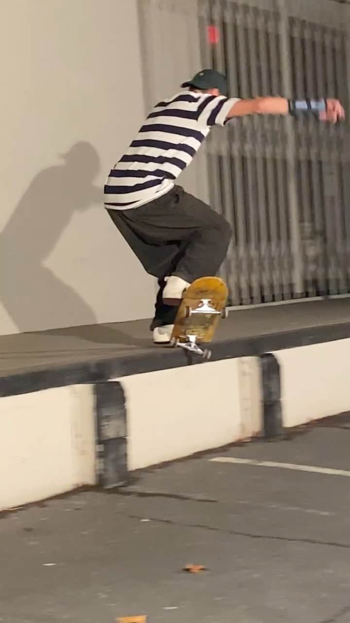 ヴィンセント・ミルウ のインスタグラム：「Slowly getting back at skating ☺️ 📱 @erykburton @pizzaskateboards」