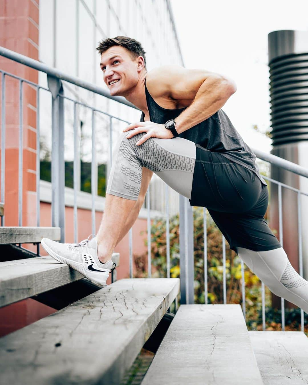 トーマス・レーラーさんのインスタグラム写真 - (トーマス・レーラーInstagram)「Intense week in the books ✅ Now time to stretch and recharge 🔋 Enjoy the weekend everyone!! #weekend #stretch #urbanrun #stretching #run #running #runners #fitfamgermany」11月21日 1時33分 - thomasroehler