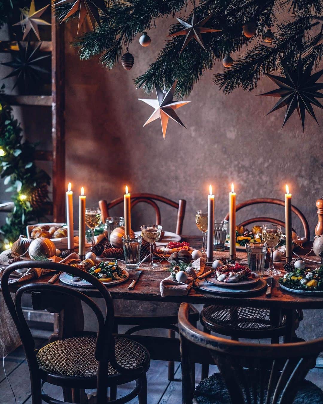 Our Food Storiesさんのインスタグラム写真 - (Our Food StoriesInstagram)「Werbung|Advertisement Today we want to share the whole christmas menu that we created for @amazonde 🎄And you have the chance to WIN all ingredients for the menu and also the "perfect christmas living room" with great Amazon products, christmas tree and lots of decorations on the @amazonde channel - check out the competition post on their channel to see how to take part. The starter of our vegetarian christmas menu is a baked camembert with lingonberry jam, roasted walnuts and thyme. The main dish is hasselback potatoes with mushroom sauce and a brussel sprout-kale-persimmon salad. As a dessert we served poached pears in white wine with vanilla ice-cream. The beautiful christmas decorations are mainly from @amazonde and for all dishes we used the wonderful spices from @stayspicedcom #amazonweihnachtswohnzimmer  #amazonde #amazonchristmas ___ #gatheringslikethese #tabledecor #tabledecoration #tablesetting #foodstylist #foodphotography #foodphotographer #germanfoodblogger #christmasdecor #christmasdecorations #christmasdecorating #christmasmenu #vegetarianchristmas #fellowmag #momentslikethese #rusticstyle」11月21日 1時35分 - _foodstories_