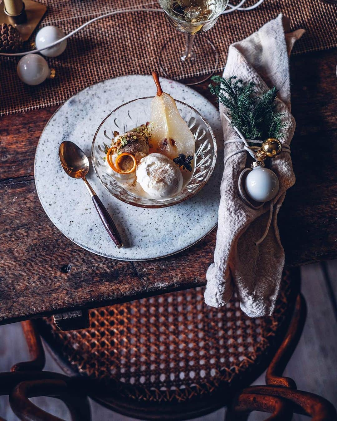 Our Food Storiesさんのインスタグラム写真 - (Our Food StoriesInstagram)「Werbung|Advertisement Today we want to share the whole christmas menu that we created for @amazonde 🎄And you have the chance to WIN all ingredients for the menu and also the "perfect christmas living room" with great Amazon products, christmas tree and lots of decorations on the @amazonde channel - check out the competition post on their channel to see how to take part. The starter of our vegetarian christmas menu is a baked camembert with lingonberry jam, roasted walnuts and thyme. The main dish is hasselback potatoes with mushroom sauce and a brussel sprout-kale-persimmon salad. As a dessert we served poached pears in white wine with vanilla ice-cream. The beautiful christmas decorations are mainly from @amazonde and for all dishes we used the wonderful spices from @stayspicedcom #amazonweihnachtswohnzimmer  #amazonde #amazonchristmas ___ #gatheringslikethese #tabledecor #tabledecoration #tablesetting #foodstylist #foodphotography #foodphotographer #germanfoodblogger #christmasdecor #christmasdecorations #christmasdecorating #christmasmenu #vegetarianchristmas #fellowmag #momentslikethese #rusticstyle」11月21日 1時35分 - _foodstories_