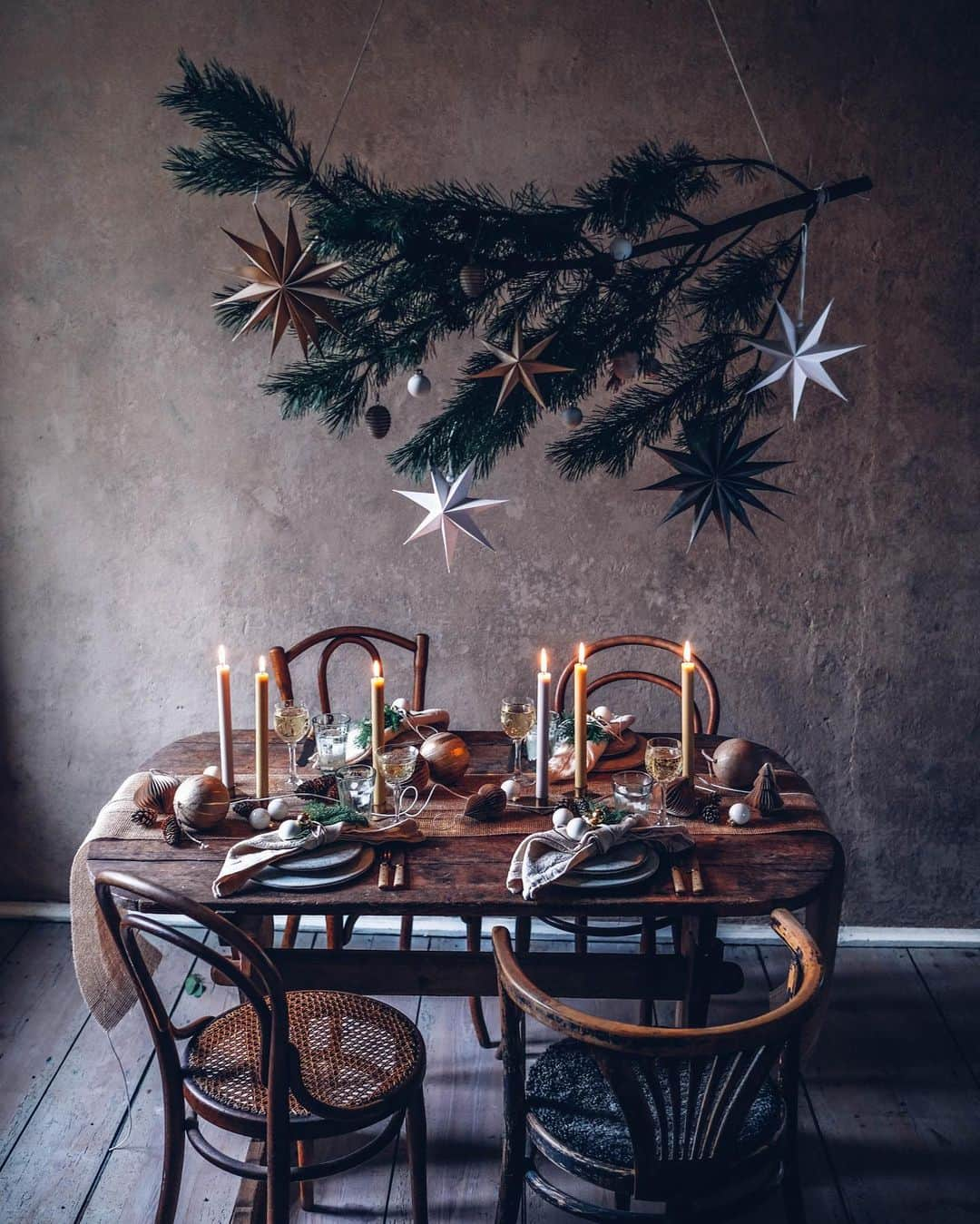 Our Food Storiesのインスタグラム：「Werbung|Advertisement Today we want to share the whole christmas menu that we created for @amazonde 🎄And you have the chance to WIN all ingredients for the menu and also the "perfect christmas living room" with great Amazon products, christmas tree and lots of decorations on the @amazonde channel - check out the competition post on their channel to see how to take part. The starter of our vegetarian christmas menu is a baked camembert with lingonberry jam, roasted walnuts and thyme. The main dish is hasselback potatoes with mushroom sauce and a brussel sprout-kale-persimmon salad. As a dessert we served poached pears in white wine with vanilla ice-cream. The beautiful christmas decorations are mainly from @amazonde and for all dishes we used the wonderful spices from @stayspicedcom #amazonweihnachtswohnzimmer  #amazonde #amazonchristmas ___ #gatheringslikethese #tabledecor #tabledecoration #tablesetting #foodstylist #foodphotography #foodphotographer #germanfoodblogger #christmasdecor #christmasdecorations #christmasdecorating #christmasmenu #vegetarianchristmas #fellowmag #momentslikethese #rusticstyle」