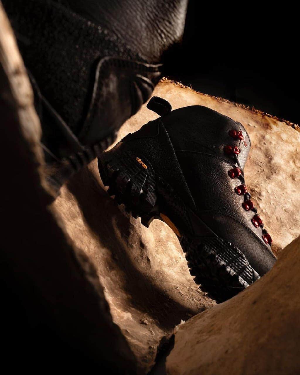 ビブラムさんのインスタグラム写真 - (ビブラムInstagram)「@roahiking Andreas Black Kudu, style, comfort and performance in one boot.   photo by @thibautgrevet #YourConnectionToEarth」11月21日 1時47分 - vibram