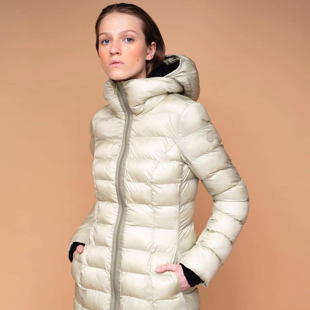 ジェオスピリットのインスタグラム：「SODALITE • Geospirit 4Elements #fire #water #air #earth #geospirit #fallwinter2020 #newcollection #fashion #fw20 #womancollection #fw20lookbook #winterjackets #geospirit4elements」