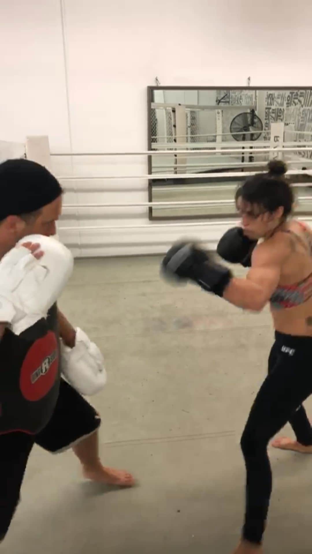 マッケンジー・ダーンのインスタグラム：「A jiu-jitsu girl in the MMA world!  Coach pushing me day after day!  @parilloboxing  @rvcasport」