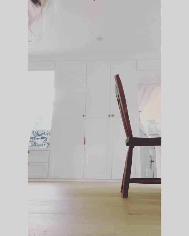 ベス・ベアーズのインスタグラム：「Highly rec #braless #ballet if you need a workout change up! @kathryn_morgan has FREE classes on YouTube! This kicked my ass and also made me cry because it was all my favorite Broadway musicals for the instrumental. I miss theater. I miss music. I miss broadway, but this helped! So thank you @kathryn_morgan !」
