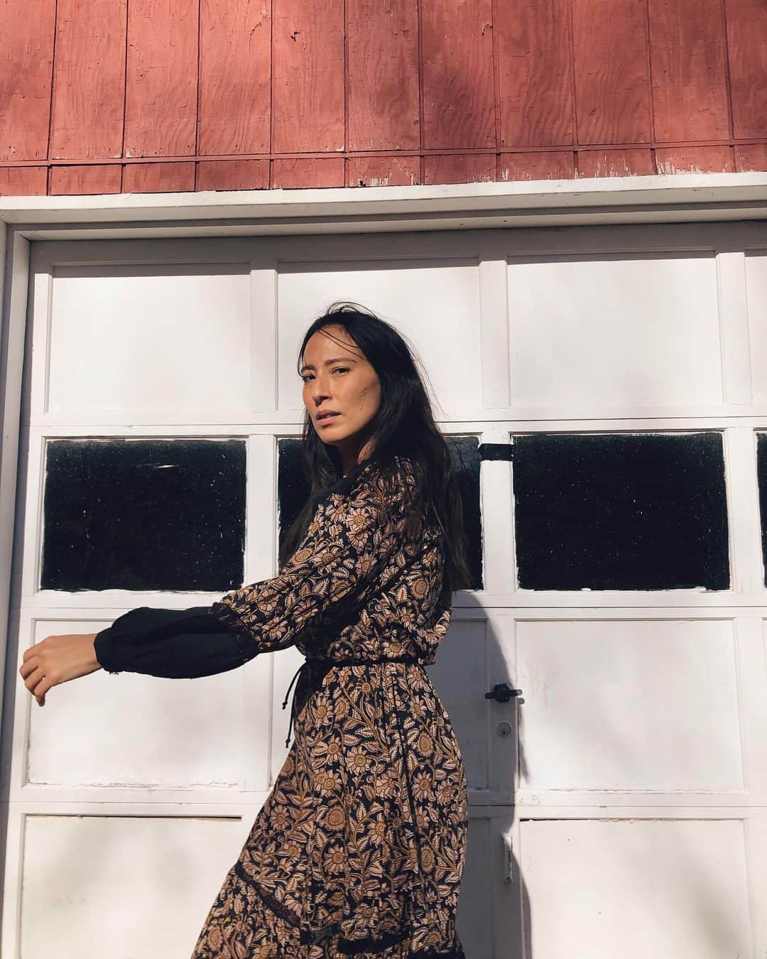 クレオベラのインスタグラム：「We were so delighted to interview Lisa of @brass__tacks for our most recent Bella Feature. Lisa resides in the Western Catskills & recently wrote a book, “Upstate: Living Spaces with Space to Live”. The book is filled with wonderful imagery and verbiage that will both excite and move you to create that perfectly cozy and livable, hygge-inducing, space in your own home as the seasons told colder. Head to our stories to see more photos from Lisa & to our blog for the complete interview. She gives us design tips & tips for staying chill indoors. Thank you, @brass__tacks ✨」